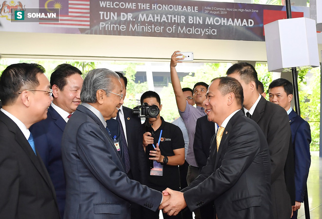 Tự cầm lái xe VinFast, Thủ tướng 94 tuổi của Malaysia: “Xe rất khoẻ, thiết kế rất đẹp, tiếc là tôi chỉ lái được có 100km/h thôi”